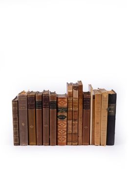 plusieurs vieux livres sont empilés sur une surface blanche