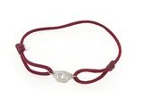 un bracelet en cordon rouge muni d'un fermoir en argent, sur fond blanc