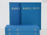 deux livres bleus posés l'un sur l'autre sur une table