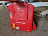 une machine rouge posée sur le sol