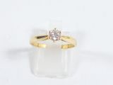 une photo d'une bague en or sertie d'un diamant