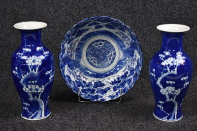 Chine Paire de vases balustres en porcelaine bleu à décor fl…