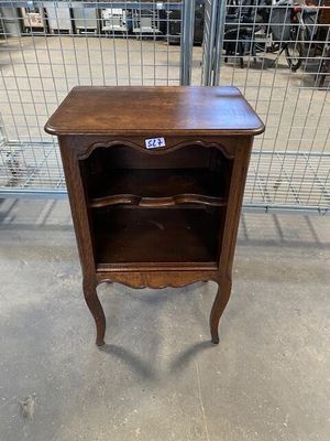 une table en bois surmontée d'une étagère