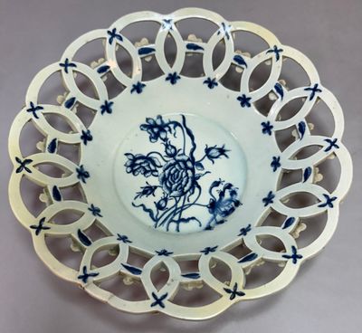 73. Corbeille en porcelaine de WORCESTER (Angleterre), fin X…