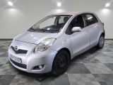 une photo d'une toyota yaris argentée garée dans un garage