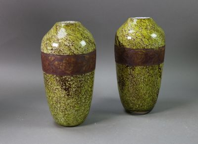deux vases posés côte à côte sur une surface grise