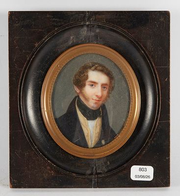 portrait d'un jeune homme en manteau noir et chemise blanche