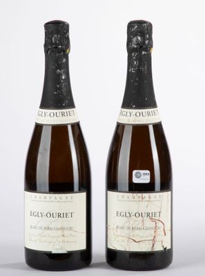 deux bouteilles de vin posées l'une à côté de l'autre sur une table