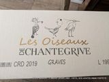 une boîte de vin posée sur une table