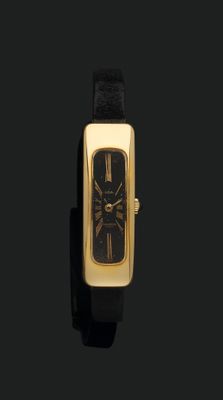 une image représentant une montre noire et dorée sur fond noir
