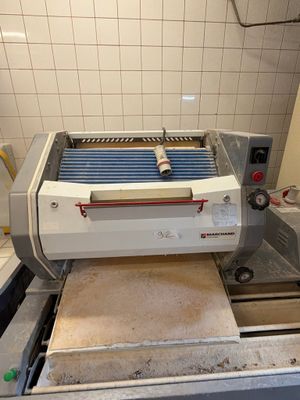 une machine posée sur le comptoir d'une cuisine