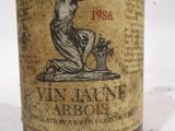 une bouteille de vin posée sur une table