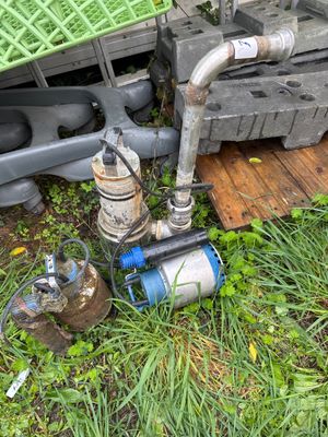 une pompe à eau située à côté d'un tas de caisses