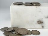 un bloc de marbre sur lequel sont posées plusieurs pièces de monnaie