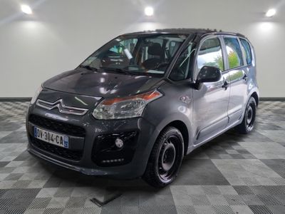 la citrole est garée sur un sol en damier dans le garage