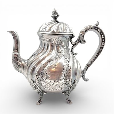 Verseuse en argent à décor de cannelures torses.