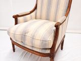 une vieille chaise dont le rembourrage a été arraché, arraché, arraché, arraché, arraché, arraché, arraché, arraché, arraché, arraché