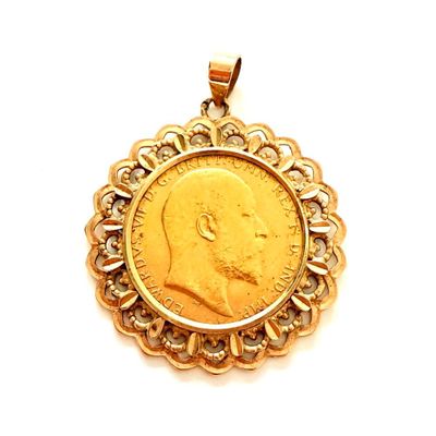 une image montrant un gros plan d'une pièce d'or dans un pendentif