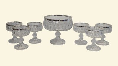 un ensemble de verres à pied et de tasses posés sur une table