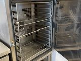 un four argenté ouvert dans une cuisine