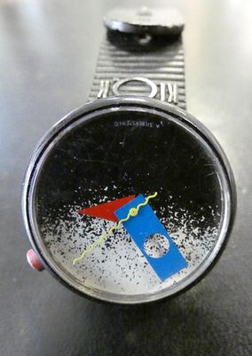 une montre-bracelet sur laquelle figure l'image d'un Superman volant dans le ciel