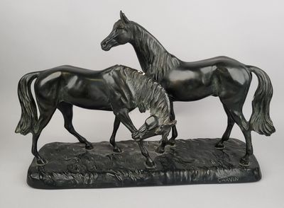 une statue représentant deux chevaux côte à côte