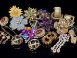 plusieurs types de bijoux différents sur une surface noire