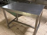 une table placée au milieu d'une cuisine