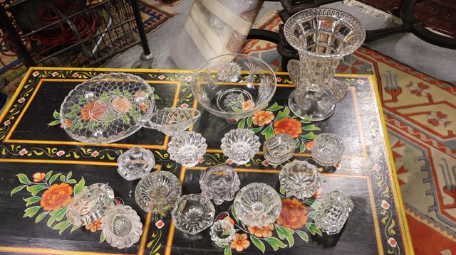 Lot comprenant : vase, plat et saucier en verre, coupe en cristal...