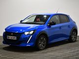 une voiture bleue est garée dans une pièce au sol à carreaux