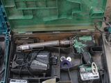 une boîte à outils contenant des outils, posée sur le sol