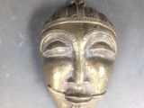 une image représentant un masque métallique posé sur une table