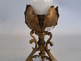 une lampe posée sur une table, à laquelle est relié un cordon d'alimentation