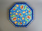 une assiette bleue ornée d'un motif floral