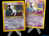 deux cartes Pokémon exposées sur une table