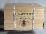 une boîte en bois portant une étiquette