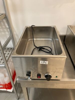 an image of a stainless steel sink sitting on top of a metal table