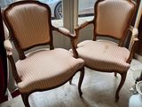 deux chaises placées l'une à côté de l'autre devant une fenêtre