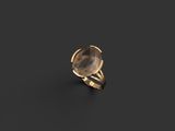 une bague en or sertie d'un quartz transparent au centre