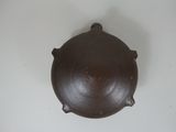 un pot marron posé sur une table blanche, sur fond blanc