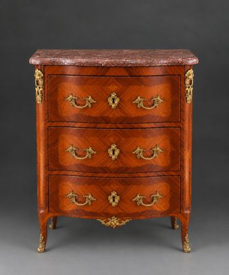 une commode ancienne avec dessus en marbre