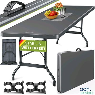 La table est dressée avec une planche à découper, un couteau et d'autres ustensiles