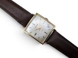 une image d'un gros plan d'une montre-bracelet sur une surface blanche