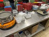 un homme debout dans une cuisine avec un mixeur