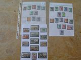 deux feuilles de papier sur lesquelles sont apposés des timbres, posées sur une table