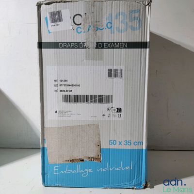 emballage d'une boîte en carton posée sur une table blanche