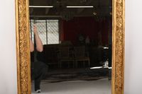 Miroir en bois sculpté, stuqué et doré, à décor de style Lou… (photo 4)