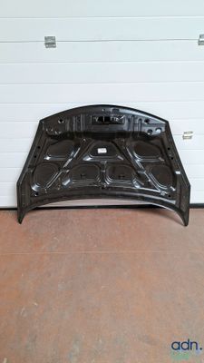 un gros plan sur le capot d'une voiture dans un garage