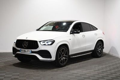 Le SUV Mercedes GLE est garé dans une pièce blanche