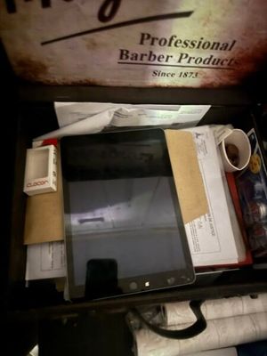 1 table bois lamifié 1 caisson plastique 5 tiroirs